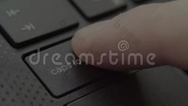 手指按键盘上的capslok键